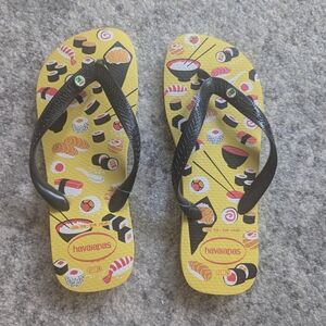 NWT Havaianas Sushi Print Flip Flops - Yellow and Black